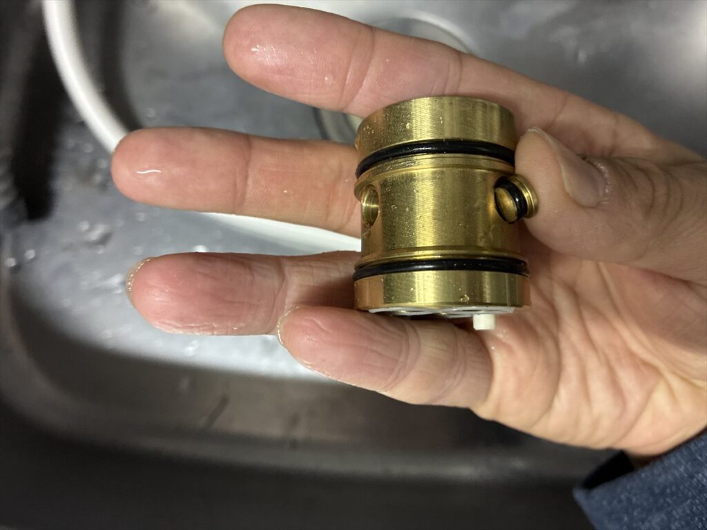 NSP-SMVD8の本体の右側に栓をつけているところ