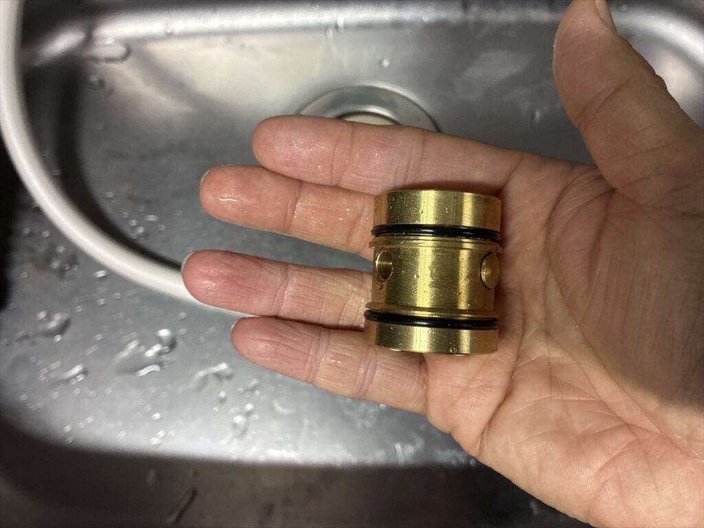 NSP-SMVD8の本体の右側に栓をつけたところ