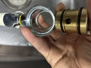 コックの穴と一致させてい取り付けているところ