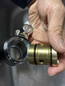 あえて、栓をしている側にコックをつけているところ